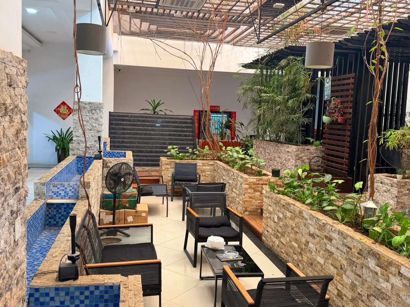 Jardim interior e área de convívio da J E P BRIGHTVIEW