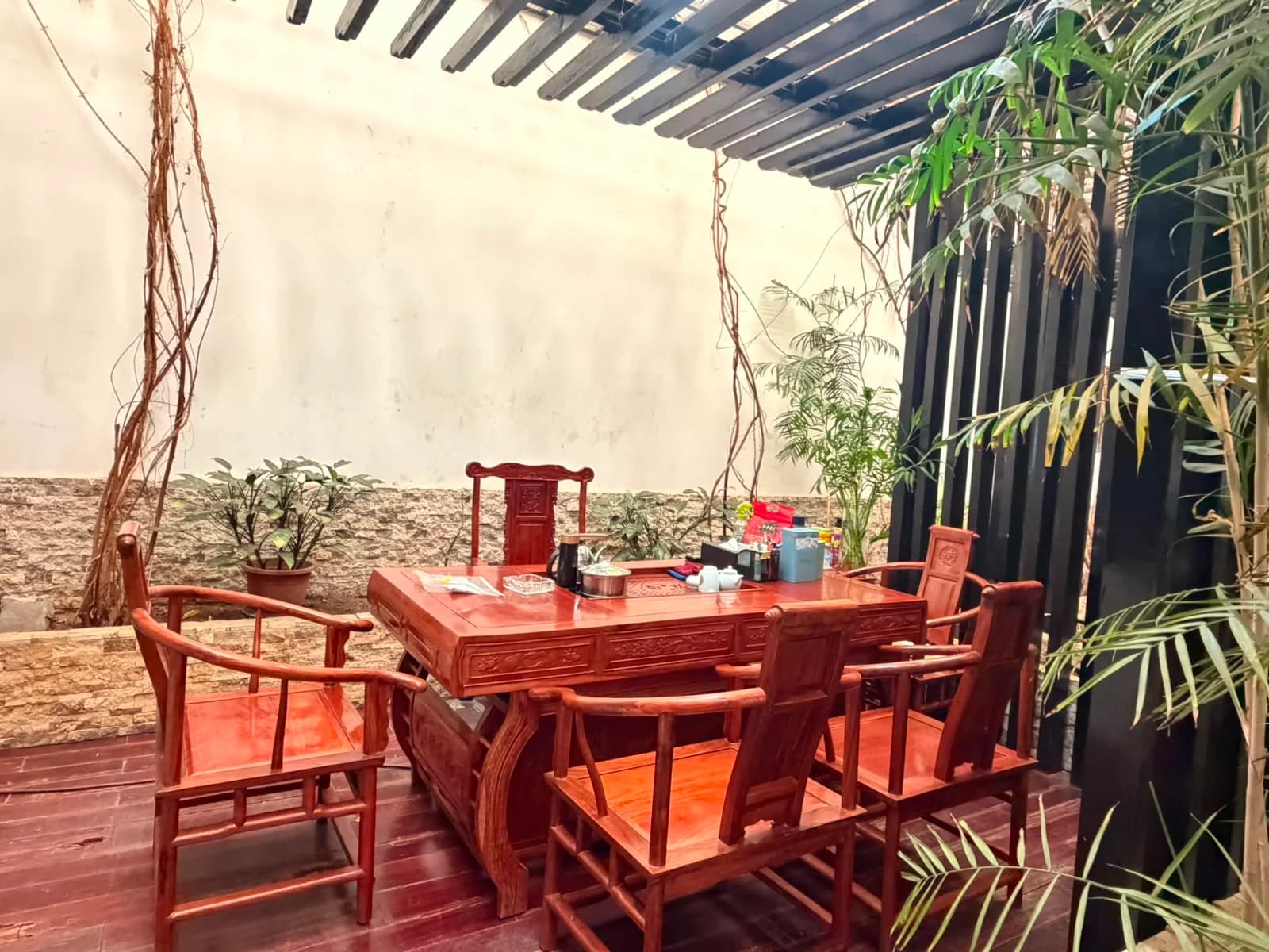 Sala de reuniões oriental rodeada pelo jardim interior