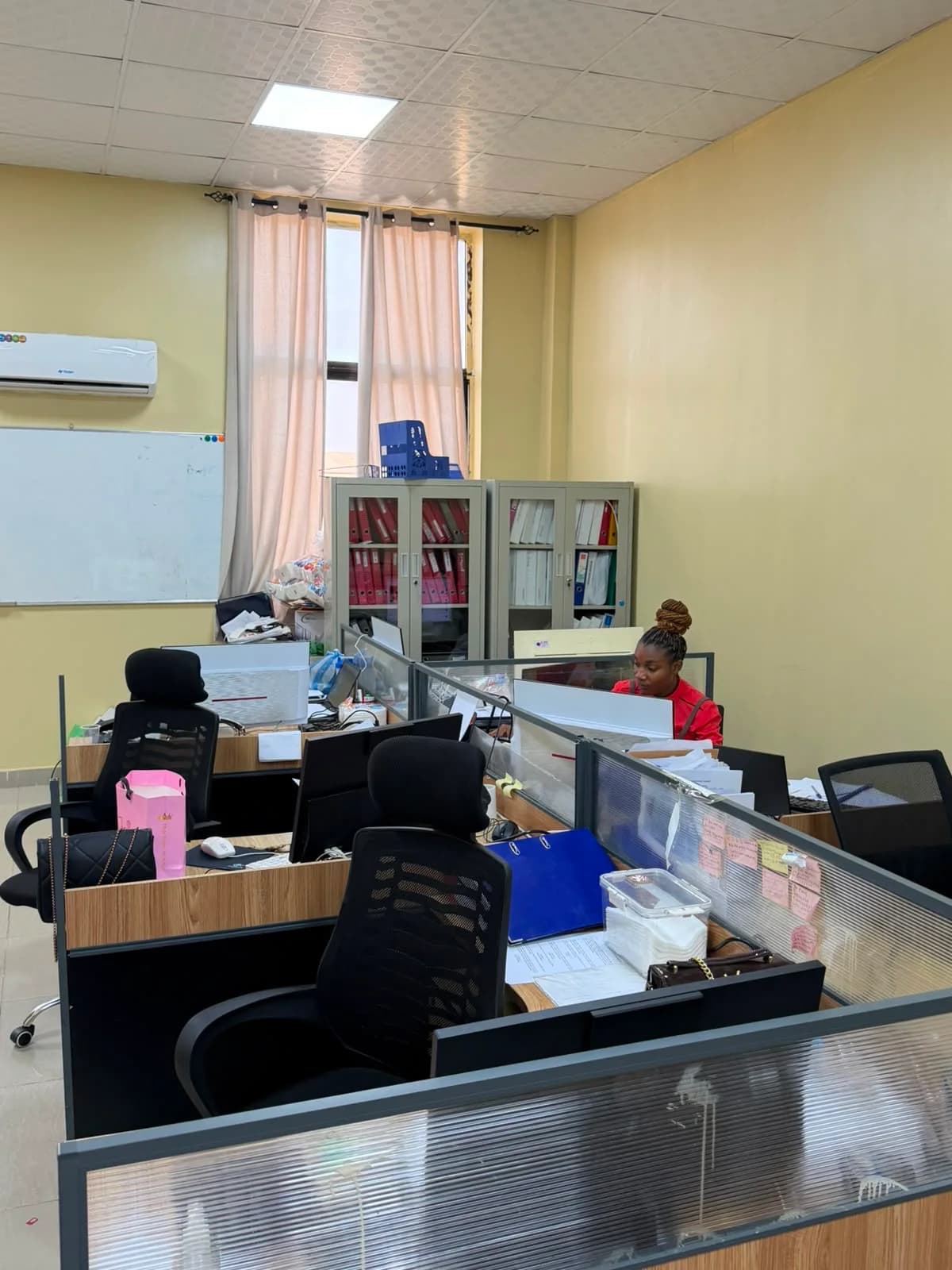 Equipa da J E P BRIGHTVIEW no escritório operacional em Angola